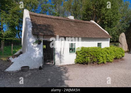 Irland, County Kerry, Iveragh Peninsula, Ring of Kerry, Glenbeigh, Kerry Bog Village Museum, Die Turf Cutters-Wohnung. Stockfoto