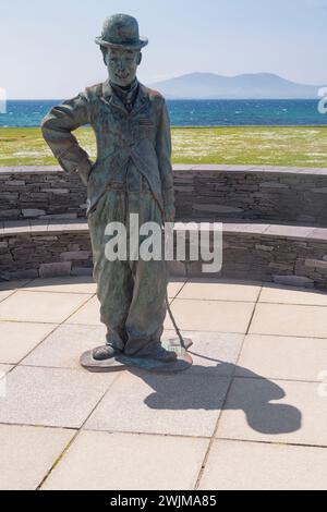 Irland, County Kerry, Iveragh Peninsula, Ring of Kerry, Waterville, Statue von Charlie Chaplin, der hier in den 1960er Jahren regelmäßig mit seiner Familie Urlaub machte Stockfoto