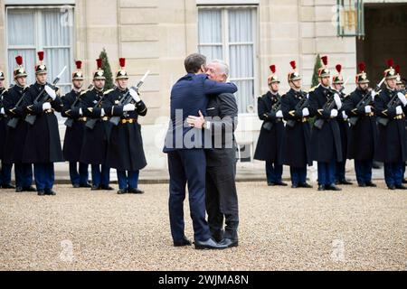 Paris, Frankreich. Februar 2024. Der französische Präsident Emmanuel Macron begrüßt König Abdullah II. Von Jordanien vor einem Treffen im Elysee-Palast in Paris am 16. Februar 2024. Foto: Eliot Blondet/ABACAPRESS.COM Credit: Abaca Press/Alamy Live News Stockfoto