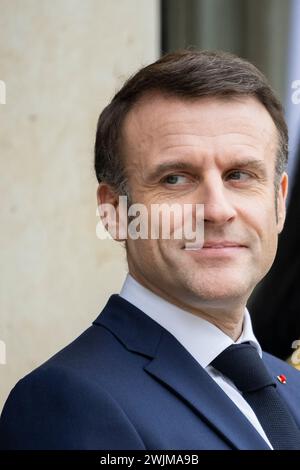 Paris, Frankreich. Februar 2024. Der französische Präsident Emmanuel Macron begrüßt König Abdullah II. Von Jordanien vor einem Treffen im Elysee-Palast in Paris am 16. Februar 2024. Foto: Eliot Blondet/ABACAPRESS.COM Credit: Abaca Press/Alamy Live News Stockfoto