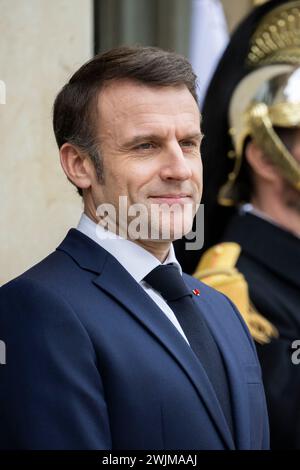 Paris, Frankreich. Februar 2024. Der französische Präsident Emmanuel Macron begrüßt König Abdullah II. Von Jordanien vor einem Treffen im Elysee-Palast in Paris am 16. Februar 2024. Foto: Eliot Blondet/ABACAPRESS.COM Credit: Abaca Press/Alamy Live News Stockfoto