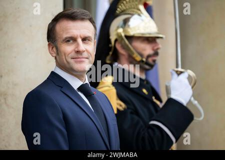 Paris, Frankreich. Februar 2024. Der französische Präsident Emmanuel Macron begrüßt König Abdullah II. Von Jordanien vor einem Treffen im Elysee-Palast in Paris am 16. Februar 2024. Foto: Eliot Blondet/ABACAPRESS.COM Credit: Abaca Press/Alamy Live News Stockfoto