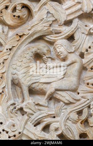 Ein Mann, der gegen die Versuchungen und das Böse kämpft - Detail der „portale Maggiore“ (Haupteingang) - Kathedrale von Modena, ein Juwel im romanischen Stil Stockfoto