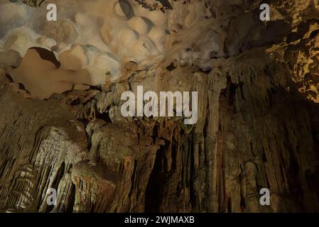 Hang Sung Sot Höhle in der Halong-Bucht in Vietnam Stockfoto