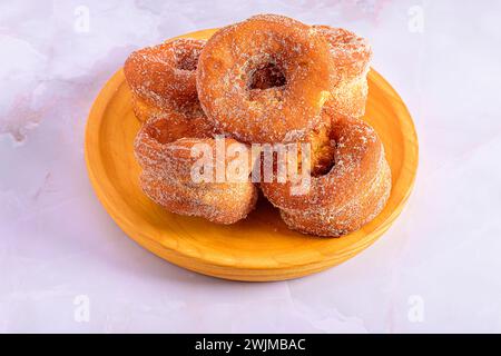 Eine Nahaufnahme hausgemachter Donuts auf einem Holztablett Stockfoto