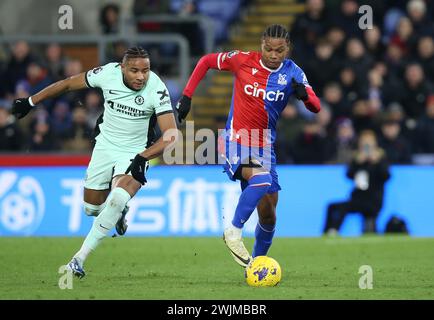 Matheus Franca vom Kristallpalast kämpft gegen Christopher Nkunku von Chelsea. - Crystal Palace gegen Chelsea, Premier League, Selhurst Park Stadium, Croydon, Großbritannien - 12. Februar 2024. Nur redaktionelle Verwendung – es gelten Einschränkungen für DataCo. Stockfoto