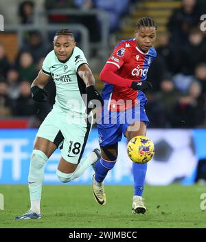 Matheus Franca vom Kristallpalast kämpft gegen Christopher Nkunku von Chelsea. - Crystal Palace gegen Chelsea, Premier League, Selhurst Park Stadium, Croydon, Großbritannien - 12. Februar 2024. Nur redaktionelle Verwendung – es gelten Einschränkungen für DataCo. Stockfoto