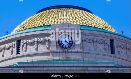 Kuppelkuppel auf dem Dach des Sterns County Courthouse, ein Gebäude im Beaux-Arts-Stil, das 1921 erbaut wurde; am hellblauen Sommertag in St. Cloud, Minn. Stockfoto