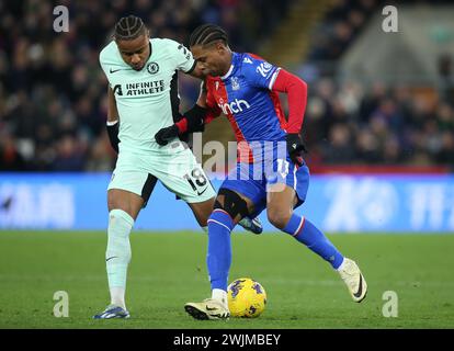 Matheus Franca vom Kristallpalast kämpft gegen Christopher Nkunku von Chelsea. - Crystal Palace gegen Chelsea, Premier League, Selhurst Park Stadium, Croydon, Großbritannien - 12. Februar 2024. Nur redaktionelle Verwendung – es gelten Einschränkungen für DataCo. Stockfoto