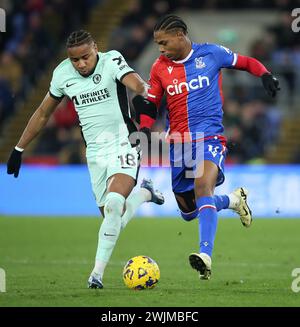 Matheus Franca vom Kristallpalast kämpft gegen Christopher Nkunku von Chelsea. - Crystal Palace gegen Chelsea, Premier League, Selhurst Park Stadium, Croydon, Großbritannien - 12. Februar 2024. Nur redaktionelle Verwendung – es gelten Einschränkungen für DataCo. Stockfoto