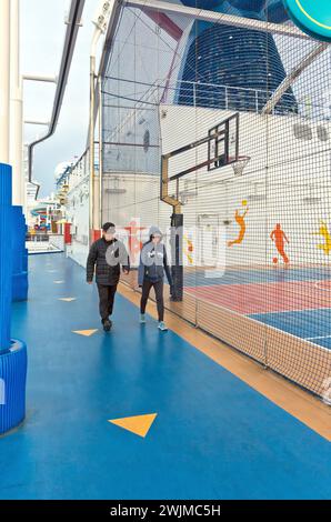 Sr. Paar zu Fuß zusammen, Sportplatz, Morgenlicht, Karneval Panorama Kreuzfahrtschiff. Stockfoto