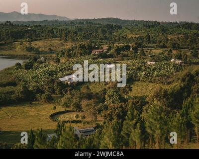 Üppige ländliche Landschaft der Kraterseen in der Nähe von Fort Portal, Uganda Stockfoto