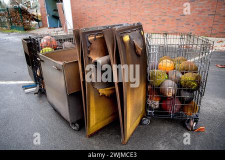 Neermoor, Deutschland. Februar 2024. Trolleys mit Bällen und zwei Sprungbrettern stehen vor der abgebrannten Grundschulsporthalle in Neermoor. Ein Brand zerstörte gestern Abend das Gymnasium in der Neermoor-Grundschule. Starke Winde und leicht brennbare Baumaterialien in der Halle führten dazu, dass sich das Feuer in eine größere Flamme mit fliegenden Funken und starkem Rauch ausbreitete. Quelle: Hauke-Christian Dittrich/dpa/Alamy Live News Stockfoto