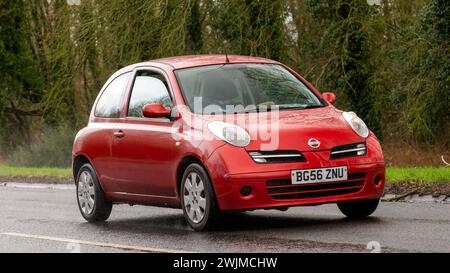 Milton Keynes, UK-Feb 9th 2024: 2006 rotes Nissan Micra Auto, das auf einer englischen Straße fährt Stockfoto