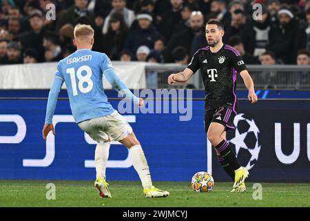 Roma, Italien. 14. Februar 2024 Gustav Isaksen (Lazio) Raphael Guerreiro (Bayern) während des UEFA Champions League-Spiels zwischen Lazio 1-0 Bayern München im Olimpic-Stadion am 14. Februar 2024 in Roma, Italien. Quelle: Maurizio Borsari/AFLO/Alamy Live News Stockfoto