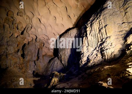 Hang Sung Sot Höhle in der Halong-Bucht in Vietnam Stockfoto
