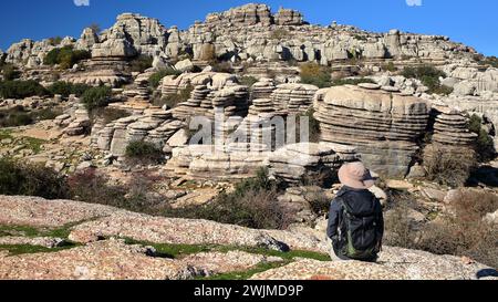 Beeindruckende Karstlandschaft mit ungewöhnlichen Kalksteinformationen im Nationalpark Torcal de Antequera, Provinz Malaga, Andalusien, Spanien Stockfoto