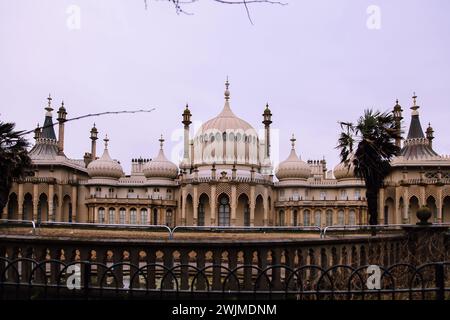 Blick auf den Royal Pavillon von Old Steine, Brighton, England, Großbritannien, Februar 2024 Stockfoto