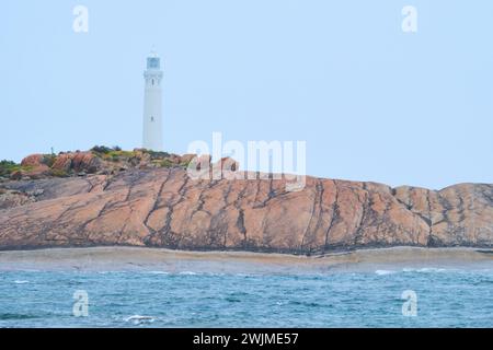 Cape Leeuwin Lighthouse an einem nebeligen Morgen mit Granitfelsen und Ozean im Vordergrund, Cape Leeuwin, Südwest-Australien. Stockfoto