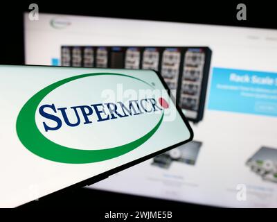 Mobiltelefon mit Logo des amerikanischen Unternehmens Super Micro Computer Inc (Supermicro) vor der Website. Fokussieren Sie sich auf die linke Mitte des Telefondisplays. Stockfoto