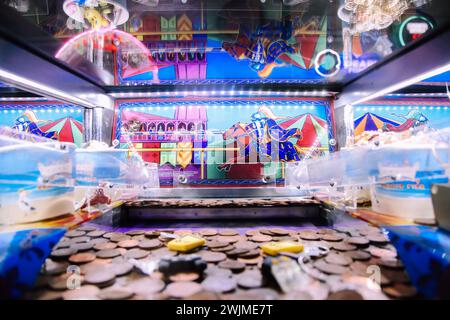 Zwei Penny-Pusher-Maschine, Münzfall-Spiel, Brighton, England, Großbritannien, Februar 2024 Stockfoto