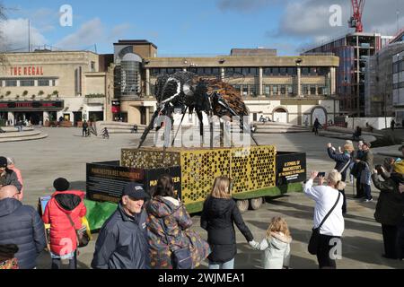 Glos, Großbritannien. Februar 2024. Anti-Violence Bee ist heute im Zentrum von Gloucester im Rahmen einer landesweiten Tour zu sehen. Die Anti-Gewalt-Skulptur besteht ausschließlich aus konfiszierten Messern und Schusswaffen aus Manchester. Die Waffen wurden vom British Ironwork Centre in Form einer Biene zusammengeschweißt und von der Greater Manchester Police unter Amnestie gesammelt. Quelle: JMF News/Alamy Live News Stockfoto