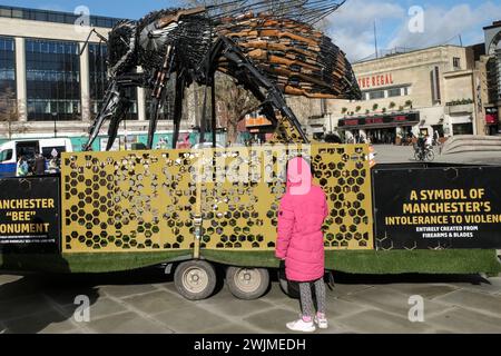 Glos, Großbritannien. Februar 2024. Anti-Violence Bee ist heute im Zentrum von Gloucester im Rahmen einer landesweiten Tour zu sehen. Die Anti-Gewalt-Skulptur besteht ausschließlich aus konfiszierten Messern und Schusswaffen aus Manchester. Die Waffen wurden vom British Ironwork Centre in Form einer Biene zusammengeschweißt und von der Greater Manchester Police unter Amnestie gesammelt. Quelle: JMF News/Alamy Live News Stockfoto