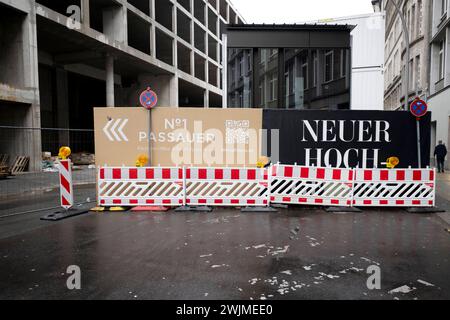 KaDeWe - Signa DEU, Deutschland, Berlin, 10.02.2024 Werbung vom Immobilienunternehmen Signa Holding GmbH für das Projekt No. 1 Passauer Straße vom Kaufhaus KaDeWe Kaufhaus des Westens auf der Tauentzienstraße in Berlin Deutschland. Die Tauentzien Straße gilt als einer der bekanntesten Boulevards der Welt und war ehemals das Schaufenster des Westens. Das Luxuskaufhaus Kaufhaus des Westens gehoert gemeinsam mit dem Alsterhaus in Hamburg und Oberpollinger in München zur KaDeWe-Gruppe , die knapp zur Haelfte im Besitz der ebenfalls insolventen Signa Holding GmvH des oesterreichischen Stockfoto