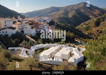 Blick auf das Dorf Sayalonga, Axarquia, Provinz Malaga, Andalusien, Spanien, mit einem kreisförmigen Friedhof im Vordergrund Stockfoto