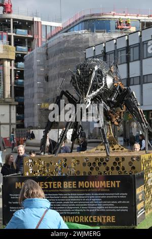 Glos, Großbritannien. Februar 2024. Anti-Violence Bee ist heute im Zentrum von Gloucester im Rahmen einer landesweiten Tour zu sehen. Die Anti-Gewalt-Skulptur besteht ausschließlich aus konfiszierten Messern und Schusswaffen aus Manchester. Die Waffen wurden vom British Ironwork Centre in Form einer Biene zusammengeschweißt und von der Greater Manchester Police unter Amnestie gesammelt. Quelle: JMF News/Alamy Live News Stockfoto