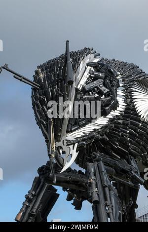 Glos, Großbritannien. Februar 2024. Anti-Violence Bee ist heute im Zentrum von Gloucester im Rahmen einer landesweiten Tour zu sehen. Die Anti-Gewalt-Skulptur besteht ausschließlich aus konfiszierten Messern und Schusswaffen aus Manchester. Die Waffen wurden vom British Ironwork Centre in Form einer Biene zusammengeschweißt und von der Greater Manchester Police unter Amnestie gesammelt. Quelle: JMF News/Alamy Live News Stockfoto