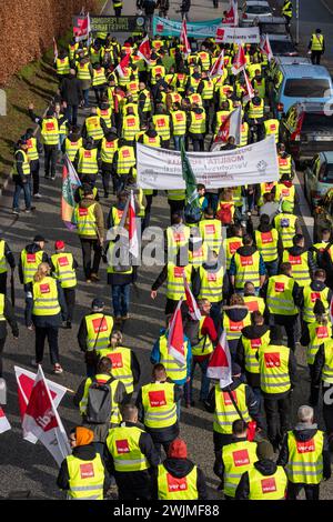 Kiel, Deutschland, 16.02.2024, Busfahrer streiken mit Verdi und FFF in der Landeshauptastdt und ziehen zur Kundgebung vor dem Landeshaus *** Kiel, Deutschland, 16 02 2024, Busfahrer streiken mit Verdi und FFF in der Landeshauptstadt und marschieren zur Kundgebung vor dem Staatshaus Stockfoto