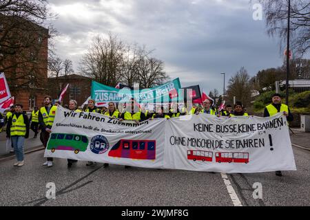 Kiel, Deutschland, 16.02.2024, Busfahrer streiken mit Verdi und FFF in der Landeshauptastdt und ziehen zur Kundgebung vor dem Landeshaus *** Kiel, Deutschland, 16 02 2024, Busfahrer streiken mit Verdi und FFF in der Landeshauptstadt und marschieren zur Kundgebung vor dem Staatshaus Stockfoto