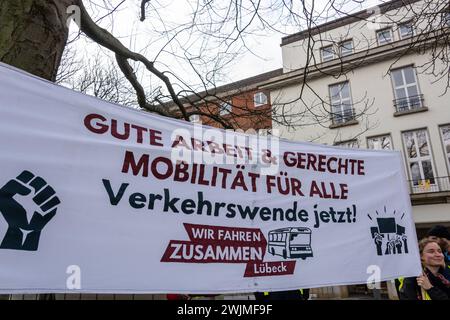 Kiel, Deutschland, 16.02.2024, Busfahrer streiken mit Verdi und FFF in der Landeshauptastdt und ziehen zur Kundgebung vor dem Landeshaus *** Kiel, Deutschland, 16 02 2024, Busfahrer streiken mit Verdi und FFF in der Landeshauptstadt und marschieren zur Kundgebung vor dem Staatshaus Stockfoto