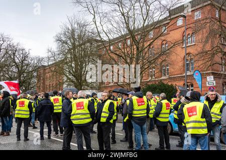 Kiel, Deutschland, 16.02.2024, Busfahrer streiken mit Verdi und FFF in der Landeshauptastdt und ziehen zur Kundgebung vor dem Landeshaus *** Kiel, Deutschland, 16 02 2024, Busfahrer streiken mit Verdi und FFF in der Landeshauptstadt und marschieren zur Kundgebung vor dem Staatshaus Stockfoto