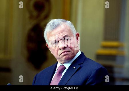 Paris, Frankreich. Februar 2024. König Abdullah II. Von Jordanien und französischer Präsident geben am 16. Februar 2024 eine gemeinsame Erklärung im Elysee-Palast in Paris ab. Foto: Dominique Jacovides/Pool/ABACAPRESS.COM Credit: Abaca Press/Alamy Live News Stockfoto