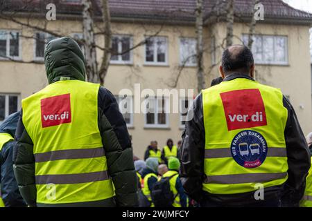 Kiel, Deutschland, 16.02.2024, Busfahrer streiken mit Verdi und FFF in der Landeshauptastdt und ziehen zur Kundgebung vor dem Landeshaus *** Kiel, Deutschland, 16 02 2024, Busfahrer streiken mit Verdi und FFF in der Landeshauptstadt und marschieren zur Kundgebung vor dem Staatshaus Stockfoto