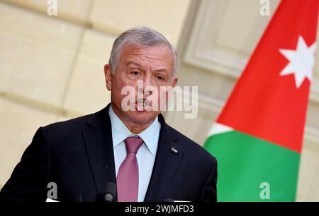 Paris, Frankreich. Februar 2024. König Abdullah II. Von Jordanien und französischer Präsident geben am 16. Februar 2024 eine gemeinsame Erklärung im Elysee-Palast in Paris ab. Foto: Dominique Jacovides/Pool/ABACAPRESS.COM Credit: Abaca Press/Alamy Live News Stockfoto