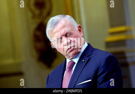 Paris, Frankreich. Februar 2024. König Abdullah II. Von Jordanien und französischer Präsident geben am 16. Februar 2024 eine gemeinsame Erklärung im Elysee-Palast in Paris ab. Foto: Dominique Jacovides/Pool/ABACAPRESS.COM Credit: Abaca Press/Alamy Live News Stockfoto