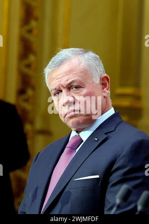 Paris, Frankreich. Februar 2024. König Abdullah II. Von Jordanien und französischer Präsident geben am 16. Februar 2024 eine gemeinsame Erklärung im Elysee-Palast in Paris ab. Foto: Dominique Jacovides/Pool/ABACAPRESS.COM Credit: Abaca Press/Alamy Live News Stockfoto