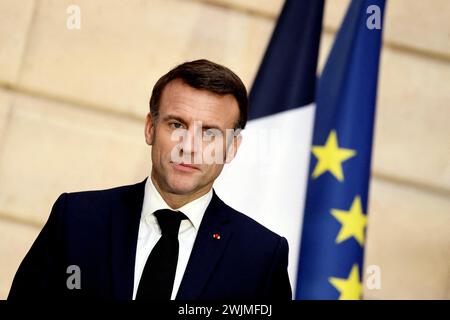 Paris, Frankreich. Februar 2024. Der französische Präsident Emmanuel Macron und der König von Jordanien geben am 16. Februar 2024 eine gemeinsame Erklärung im Elysee-Palast in Paris ab. Foto: Dominique Jacovides/Pool/ABACAPRESS.COM Credit: Abaca Press/Alamy Live News Stockfoto