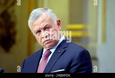 Paris, Frankreich. Februar 2024. König Abdullah II. Von Jordanien und französischer Präsident geben am 16. Februar 2024 eine gemeinsame Erklärung im Elysee-Palast in Paris ab. Foto: Dominique Jacovides/Pool/ABACAPRESS.COM Credit: Abaca Press/Alamy Live News Stockfoto