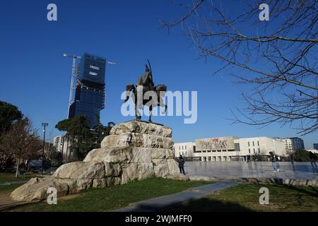 Denkmal für Skanderbeg, Nationalheld, im Zentrum von Tirana, der Hauptstadt Albaniens Stockfoto