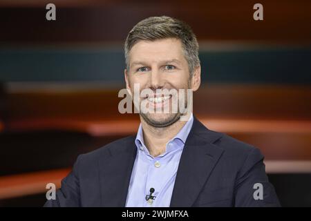 Thomas Hitzelsperger Ex-Fußballprofi 02/24 ihr Thomas Hitzelsperger am 14. Februar 2024 in Markus Lanz , ZDF TV Fernsehen Talkshow Talkshow Talkshow Deutschland deutsch deutscher deutscher Mann ehemaliger Fußballspieler Fußballer Fußball Sport Sportler Profi deutscher ehemaliger Fußballspieler quer Porträt lächelnd *** Thomas Hitzelsperger ex Fußballprofi 02 24 Ihr Thomas Hitzelsperger am 14. Februar 2024 in Markus Lanz , ZDF TV Fernsehen Talkshow Talkshow Deutschland deutscher Mann ehemaliger Fußballspieler Fußballspieler Fußballsportler Profi deutscher ehemaliger Fußballspieler Kreuzporträt Stockfoto