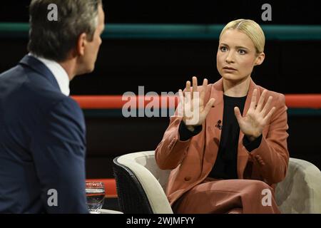 Markus Lanz mit Lena Cassel 02/24 ihr Markus Lanz und Lena Cassel am 14. Februar 2024 in Markus Lanz , ZDF TV Fernsehen Talkshow Talk Show Deutschland deutsch deutscher deutscher Mann Frau Sportjournalistin Moderatorin Sportjournalist Journalismus Journalismus Moderatorin Autor Fotografie Fotograf Moderatorin Moderatorin Fotografin Autorin Politiker quer halb sitzend sprechend zuhörend gestikuliert abwehrend *** Markus Lanz mit Lena Cassel 02 24 Ihre Markus Lanz und Lena Cassel am 14. Februar 2024 in Markus Lanz, ZDF TV-Talkshow Talkshow Deutschland germa Stockfoto