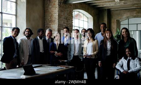 Multirassische Gruppe von Geschäftsleuten, die im Büro vor der Kamera lächeln. Generationenteam, Unternehmerkonzept Stockfoto