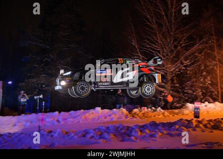 Fahrer Elfyn Evans (GB) und Scott Martin (GB) vom Team Toyota Gazoo Racing WRT, Toyota Gr Yaris Rally1 Hybrid treten während der FIA World Rally Championship WRC Rally Schweden an. Stockfoto