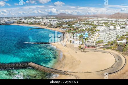 Playa de las Cucharas, Costa Teguise, Lanzarote: Ein perfekter Familienstrand mit goldenem Sand, türkisfarbenem Wasser und einer Vielzahl von Wassersportarten. Stockfoto