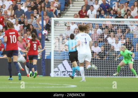 Ellen White (links, teilweise versteckt) erzielt am 11. Juli 2022 ein Tor England gegen Norwegen UEFA Women's Euro Brighton Community Stadium (Amex Stadium) Stockfoto