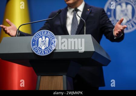 Bukarest, Rumänien - 16. Februar 2024: Details mit dem Logo der rumänischen Regierung während einer Pressekonferenz eines Ministers oder Politikers. Stockfoto